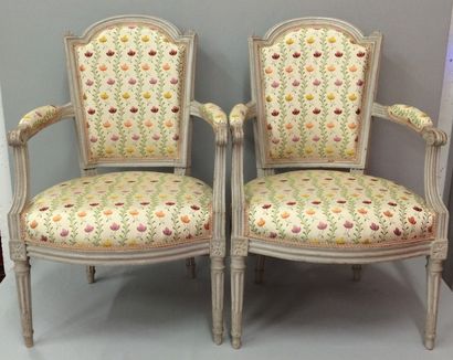 Paire de fauteuils en cabriolet en bois mouluré,...