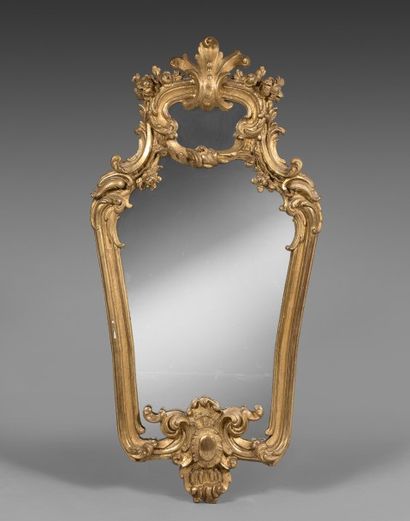 ITALIE
Miroir de forme violonée en bois sculpté...