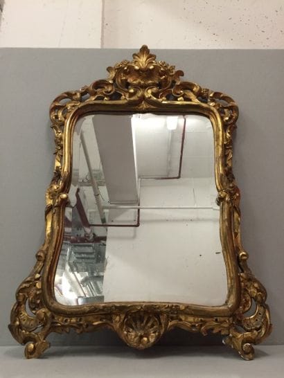 Miroir rectangulaire en bois et stuc doré...