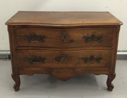 Commode en bois naturel mouluré et sculpté,...