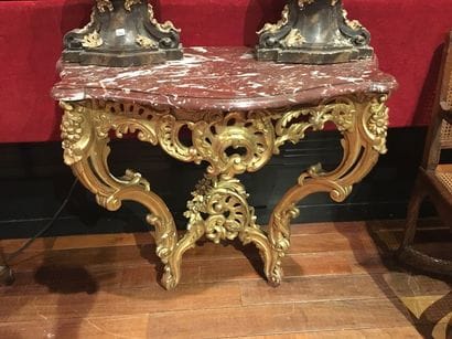 Console d'applique en bois doré à décor de...
