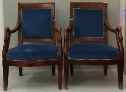 Paire de fauteuils en bois teinté, à dossier...