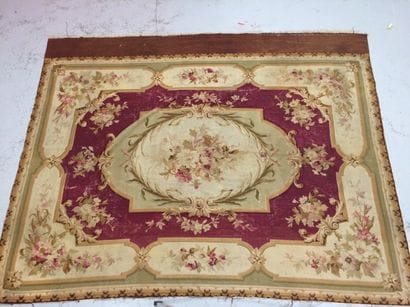 AUBUSSON
Partie de tapis au point ras à fond...