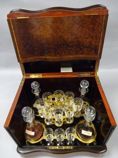Cave à liqueur en placage de loupe et filets...