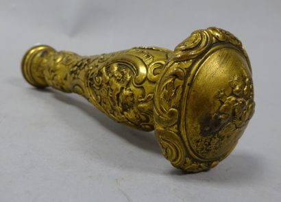 Cachet en bronze doré en forme de pommeau...