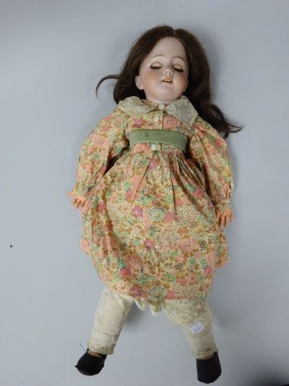 Poupée tête en porcelaine marquée en creux...