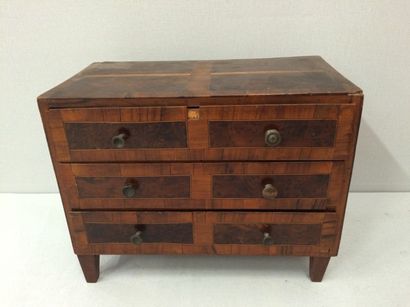 Commode de maîtrise ou de poupée en bois...