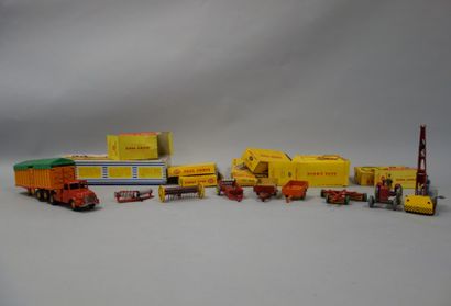 Lot comprenant : 

DINKY TOYS, Made in France...