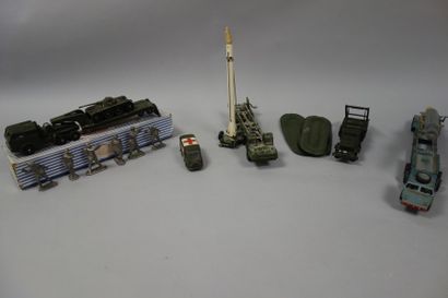 Lot comprenant: 

DINKY SUPERTOYS :

- Tacteur...