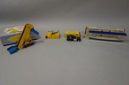 Lot comprenant : 

DINKY TOYS

- Helicoptère...