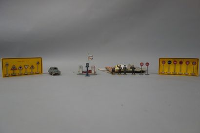 Lot comprenant : 

- DINKY TOYS, panneaux...