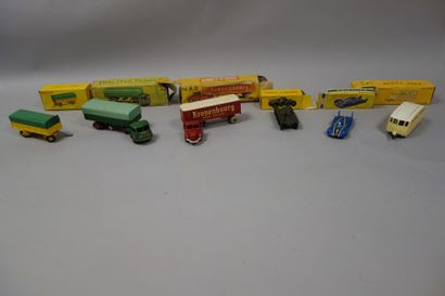 Lot comprenant: 

- DINKY TOYS, Remorque...