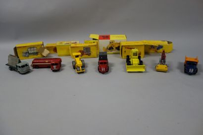 DINKY TOYS 

Lot comprenant: 

- Grue Salev,...