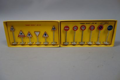 DINKY TOYS 

Lot comprenant:

- Deux boites...
