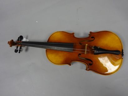 Violon 3/4 d'étude.

Etiquette Stradivarius...