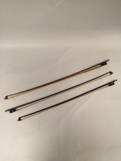 Lot de trois archets en bois.

XXème siècle.

L....