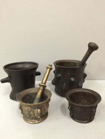 Ensemble de quatre mortiers :

Trois en bronze...