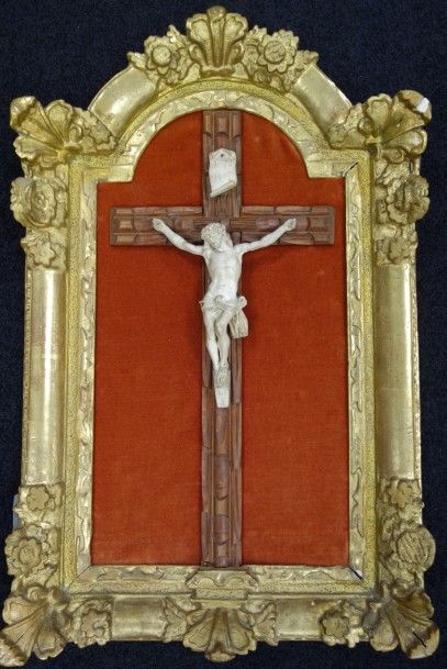 Crucifix en plâtre et sur croix en bois naturel...
