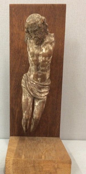 Christ en croix en bois avec restes de blanc.
XVIIIème...