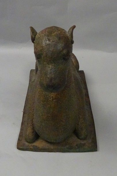 Lama couché

Epreuve en bronze patiné polychrome.

Travail...
