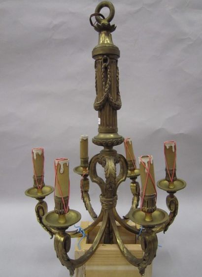 Lustre en bronze doré à six lumières ornées...