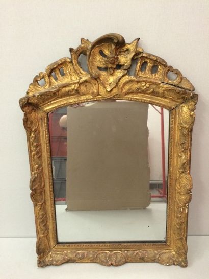 Miroir en bois sculpté et doré à fronton...