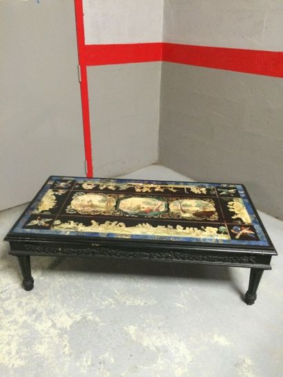 Table basse rectangulaire, formée d'un plateau...