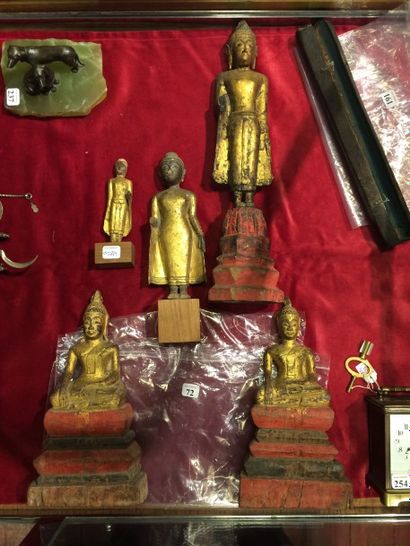 Lot de bouddhas en bois sculpté polychro...
