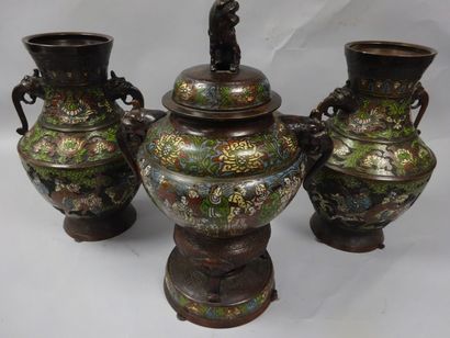 CHINE 

Paire de vases et brûle-parfum en...