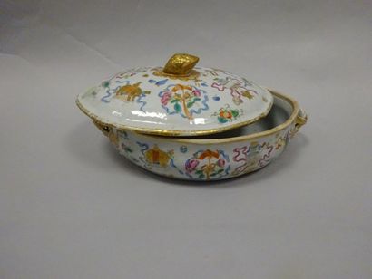 CHINE

Légumier en porcelaine polychrome...