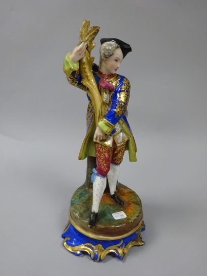 Sujet en porcelaine polychrome et or représentant...
