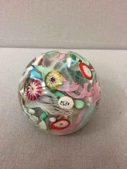 Boule presse-papier en verre à décor de torsades...