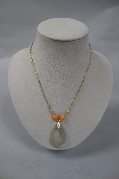 Collier composé d'une chaine en or jaune...