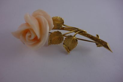 Broche en forme de rose en or jaune (750)...