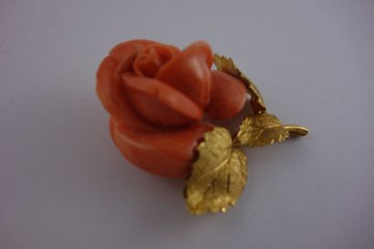 Broche en forme de rose en or jaune (750)...