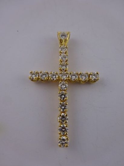 Pendentif croix en or jaune (750) ornée de...
