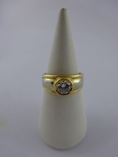 Bague jonc en ors jaune et gris ornée d'un...