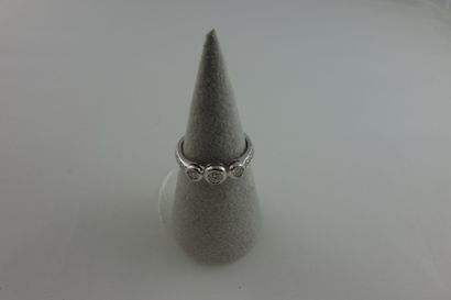 DIAMANI 


Bague jonc en or blanc (750) ornée...