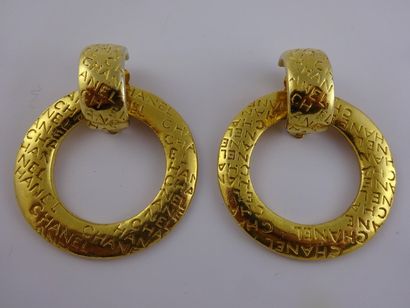 CHANEL


Paire de clips d'oreilles en métal...