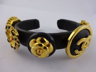 CHANEL


Bracelet demi jonc en cuir noir...