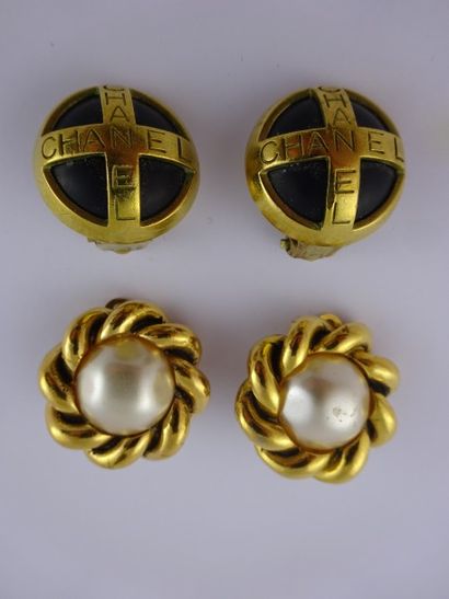 CHANEL


Deux paires de clips d'oreilles...