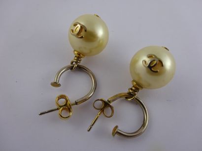 CHANEL


Paire de boucles d'oreilles en métal...