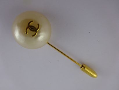 CHANEL


Broche épingle en métal doré ornée...