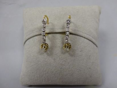 Paire de pendants d'oreille à attaches dormeuse...