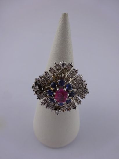 Bague en argent (925) ornée d'une pierre...