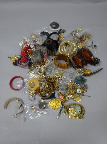 Lot de bijoux fantaisie.