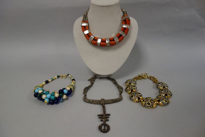Lot de colliers de fantaisie, en métal l'un...