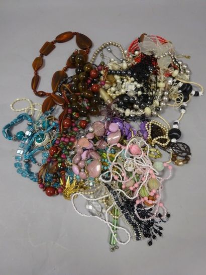 Important lot de bijoux fantaisie divers...