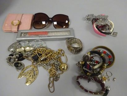 Dior, Agatha, Opex, Swatch.
Lot de bijoux...