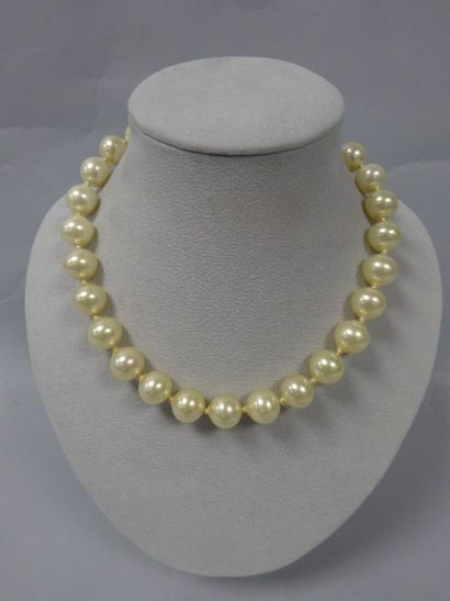 CHRISTIAN DIOR


Collier choker de perles...